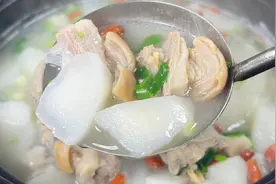 炖羊肉萝卜汤时，切记不要直接下锅炖，教你一招，汤色奶白无膻味视频封面