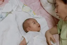 刚满2个月的宝宝就会跟妈妈互动唠嗑，太可爱了视频封面