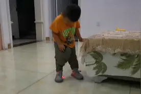 拿玩具手机假装给他妈打电话让他找她妈妈，当真了，穿鞋就要走😀视频封面