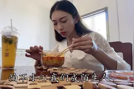 因为长得太漂亮了，到处受人排挤，至今都没有男朋友，我很难过！视频封面