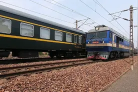 火车原声视频，实拍京广铁路客运火车，新绿皮列车快速通过视频封面