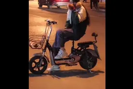 吃惊，女孩竟然当街脱袜子视频封面