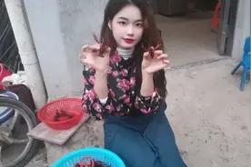 三妹子示范清干净小龙虾，洗后剪头部，扯尾部虾线出来可以炒了视频封面