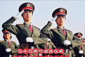 22年前，阅兵仪式上的双胞胎姐妹红遍全国，现在怎么样了？视频封面