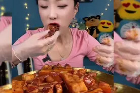 整条太阳五花肉，炖的真烂糊