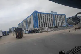 全国最大的中通快递广州转运中心. 双十一排队卸货一个小时走1m😂