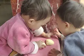 两个懒妞子，吃苹果手都不愿拿一下，就放凳子上啃，懒的最高境界