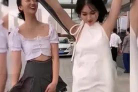 盘点全网络沙雕美女搞笑视频合集：时尚街拍，监控下的尴尬