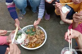 广西容县2月初二拜社公，全部人蹲在地上吃饭，有见过这样风俗吗视频封面