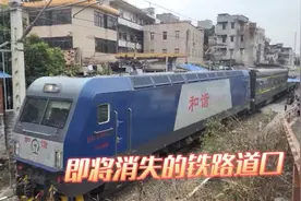 广东化州，实拍河茂线上的一处铁路道口，不时有火车从身边经过视频封面
