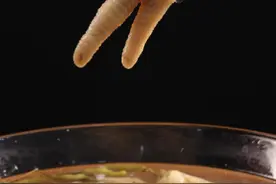 凤爪中含有较多的胶原蛋白，常吃有助于美容