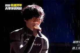 卢广仲淋雨浪漫开唱，来一同感受雨中现场版《刻在我心底的名字》视频封面