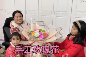 农村妈妈陪孩子做手工玫瑰花，一包粘土一张卡片轻松搞定，超简单视频封面