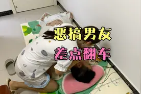 趁男友睡着恶搞他，睡醒质问女友却不承认，最后男友反应出乎意料视频封面