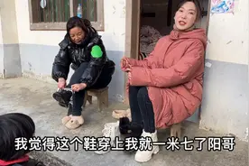 人生第一次穿十公分的高跟鞋，还是妈妈的，穿上后老公要求比身高视频封面