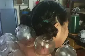 这个女士体质强，拔罐刮痧保健舒畅，健康快乐常吉祥