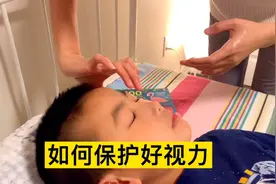 孩子近视保持度数不增长做了2件事。晚上戴OK镜，白天不用戴眼镜