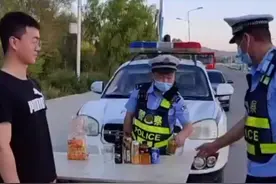 你有们注意了 ，红牛饮料五分钟才能开车 ，《交警抓到酒驾 》