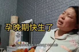 孕晚期跟老公在聊天，小宝宝在肚子里突然一脚，给我踢的猝不及防视频封面