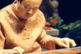 古人弹古筝
