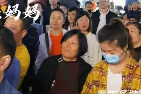 【歌曲分享】天生兄妹现场版《爸爸妈妈》视频封面