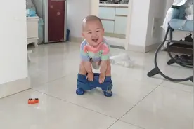 1岁宝宝走路时，裤子突然掉下来，面对突发情况他会如何处理？视频封面
