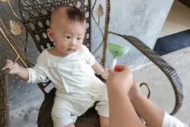4个月宝宝拿起“蘑菇”就撕咬，是要出牙么？俗话说：4月牙6月牙视频封面