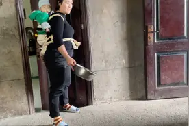 农村媳妇每天从早忙到晚，既要做事煮饭，还要带娃，真是不容易