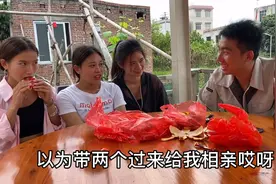 短剧：媒婆带两姐妹去相亲，不用彩礼小伙都不要，结果看上了妹妹视频封面
