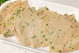 一勺荞麦面粉四勺水三个鸡蛋，烙出来的饼真好吃，十多分钟就搞定视频封面