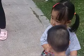 三孩吃一颗棒棒糖图片