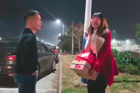 小伙买鞋送女友，网友却说送鞋的寓意代表分手，有这种说法吗？视频封面