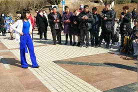 唐山小护士人气爆棚了，这么多人看她跳舞，这也太火了吧！视频封面