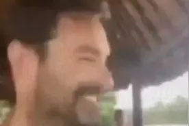 小哥满脸笑容的看着女友跳下去结果挺突然的... #搞笑视频视频封面