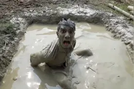 男主下班回家，竟被邻居王寡妇一顿揍，这是怎么回事视频封面