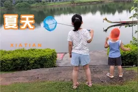 YQ下的东莞，错开时间姐弟俩出来放风，一起抓蝴蝶，一起玩耍。。