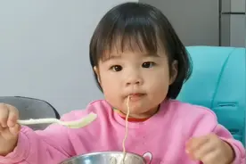 月月被方便面馋哭了，哭的撕心裂肺，鼻涕眼泪满脸都是，好可怜视频封面