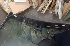 特斯拉ModeL3更换福耀前挡风玻璃。视频封面