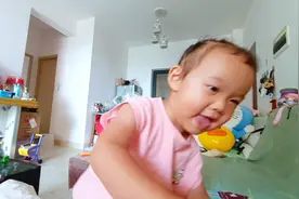 娃为了能喝奶竟然用这种方式来‘讨奶’喝😂😂😂视频封面