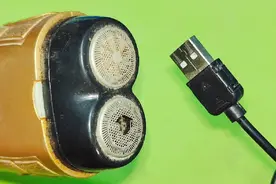 剃须刀坏了先别扔，不管什么故障，用一根手机充电线就能彻底修好