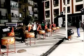 见识一下我们中国大妈的英姿飒爽，广场舞之霸，大鼓舞😁😁😁