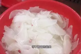 白萝卜这样腌一桶，酸酸甜甜，清脆爽口，做一回能吃三个月。