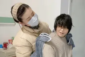 菜菜妈妈住院6天病情好转慢 心情低落消极 菜菜找土方法安慰妈妈