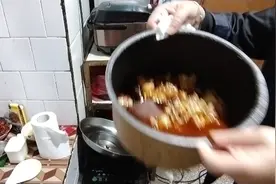 肉皮和牛筋一起然后放新鲜嫩竹笋，一道美味火锅完成