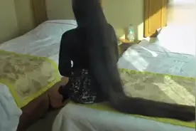 美女床上剪去超长发视频封面