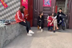 静静去看闺蜜家刚出生孩子，一进门先给红包，黑哥夸孩子长的好看