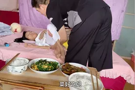 甘肃小伙照顾媳妇六年，老公做好饭了抱残疾媳妇起来吃，真好吃视频封面