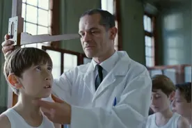 淘气的小学生体检各类项目，让人忍俊不禁视频封面