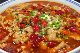 手把手教你水煮肉片懒人做法，肉片鲜香滑嫩，味道比饭店的还好吃