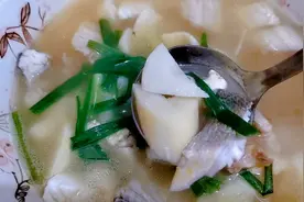 福州市场上甜笋大量上市，用甜笋和黄瓜鱼一起煮汤，汤鲜美笋脆爽视频封面